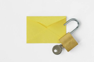 Açık asma kilit ve anahtarla zarf - Güvenlik kavramı ve şifrelenmiş posta