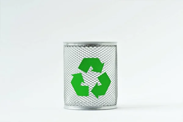 Corbeille Avec Symbole Recyclage Sur Fond Blanc — Photo