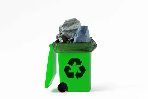 紙リサイクルのゴミ缶 リサイクルと生態学の概念 — ストック写真