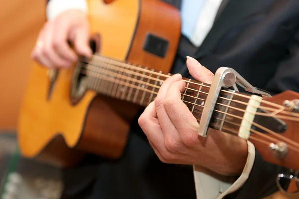 Músico tocando una guitarra, foto de cerca — Foto de Stock