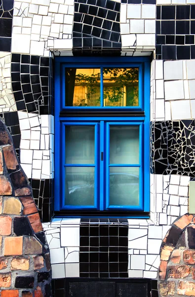 Venster van de hundertwasser house in Wenen. — Stockfoto