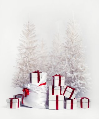 Hediyelik kutu beyaz zemin üzerine yığını ile Noel ağaçları