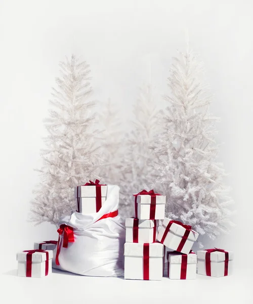 Árvores de Natal com montão de caixas de presente sobre fundo branco Fotos De Bancos De Imagens Sem Royalties