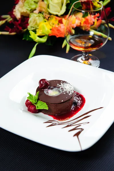 Saftiges Schokoladendessert mit frischen Beeren auf einem Teller — Stockfoto