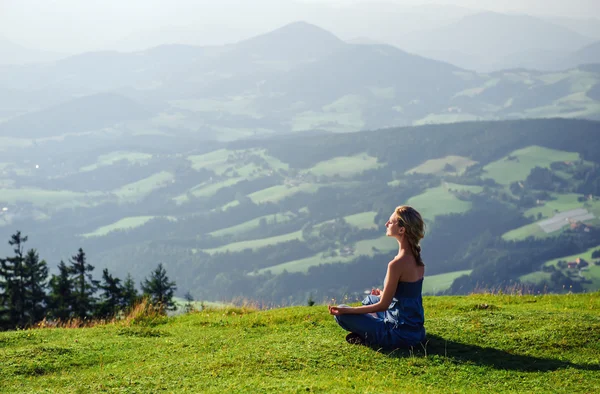 Young woman meditating outdoors — Stock Photo, Image