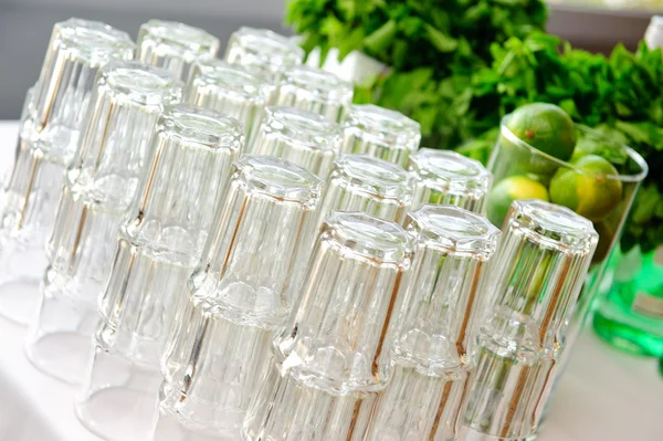 Filas de vasos vacíos sobre una mesa — Foto de Stock