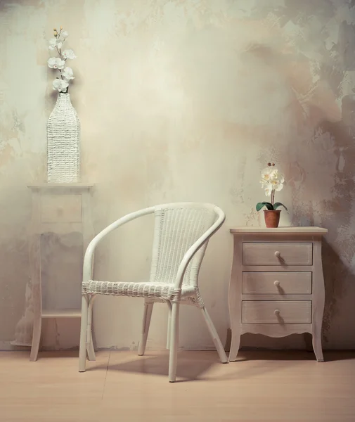Wnętrze pokoju z meblami w kolorze beżowo-białym — Zdjęcie stockowe