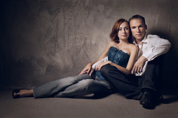 Belo jovem casal no amor interior, estúdio tiro — Fotografia de Stock