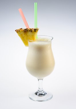 süt beyaz arka plan üzerinde ananas ile