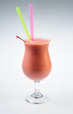 Berry yüzlü kiraz beyaz zemin üzerine