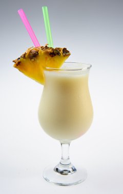 süt beyaz arka plan üzerinde ananas ile