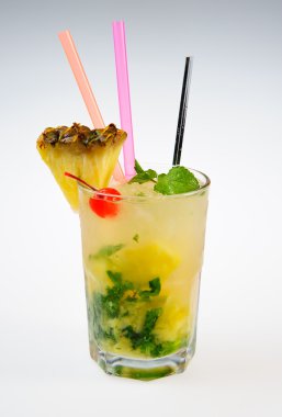Beyaz arka plan üzerinde ananas mojito