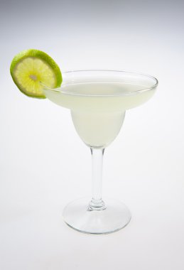 alkol beyaz zemin üzerine limon kokteyli