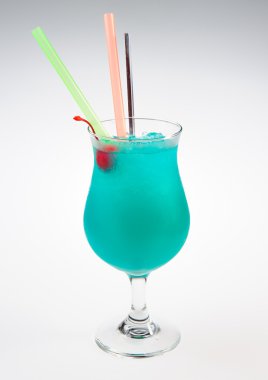 beyaz zemin üzerinde mavi alkollü kokteyl