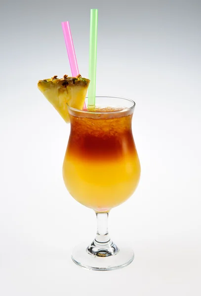 Cocktail alcolico con fetta di ananas su fondo bianco — Foto Stock