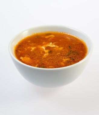 Beyaz arka plan üzerinde balık çorbası