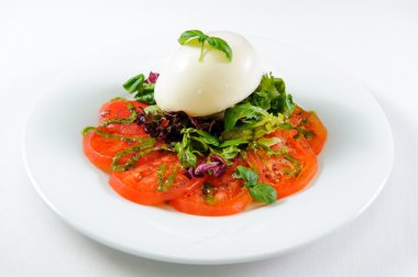 domates, taze mozzarella ve fesleğen salata