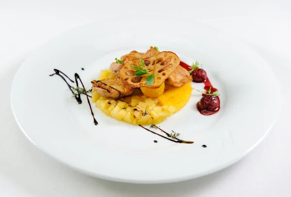 ไก่ทอดอร่อยกับฟักทองบนจาน — ภาพถ่ายสต็อก