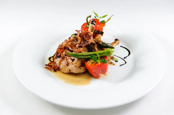 Juicy lamb steak with vegetables on a plate close-up — Stock Photo, Image