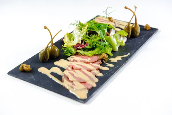 Cortes de carne com salada em uma chapa — Fotografia de Stock