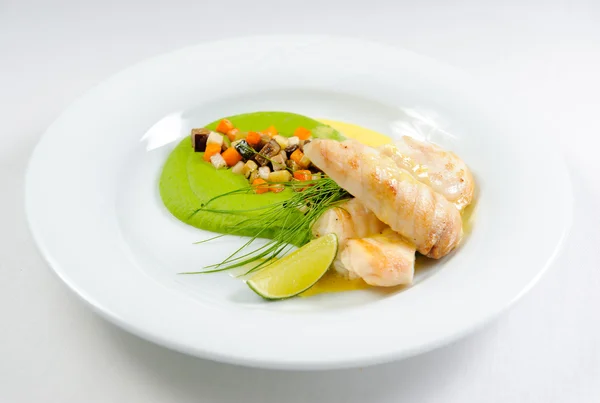 Fish fillet with sauce and vegetables on a plate — Stock Photo, Image