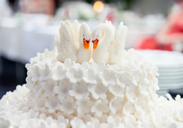 Gâteau de mariage décoré de cygnes — Photo