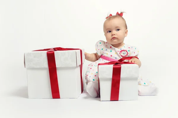 Schattige babymeisje met twee geschenkdozen — Stockfoto