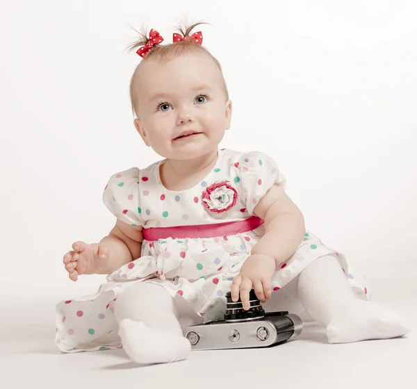 Schattige baby met retro camera — Stockfoto