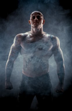 Kaslı adamın silueti
