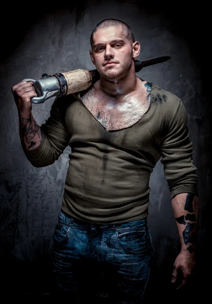 Мускулистый татуированный мужчина с отбойным молотком — стоковое фото