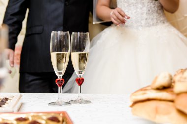 bardak şampanya ve gelin ve damat arka planda, selectiv