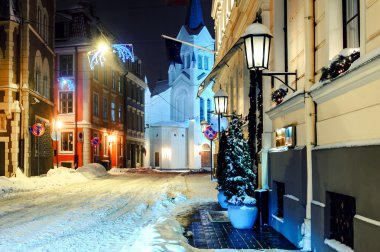 gece şehirde kış. Riga, Letonya