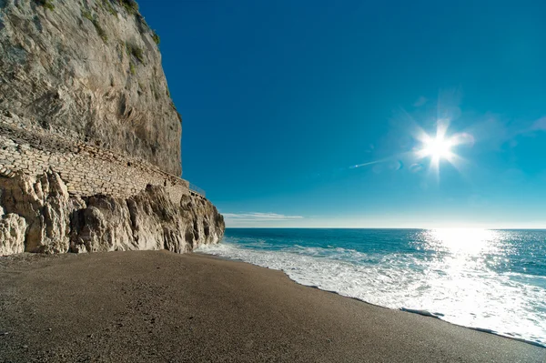 Hermoso paisaje de día soleado, mar azul y pared vieja — Foto de Stock