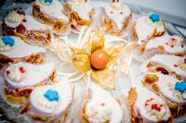 Deliciosos pasteles pequeños de cerca — Foto de Stock