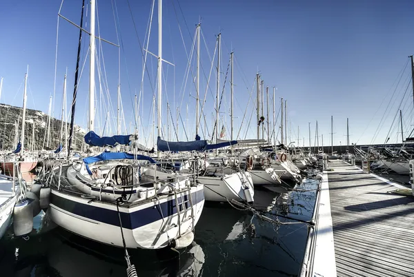 Bărci cu pânze în port. Italia — Fotografie, imagine de stoc