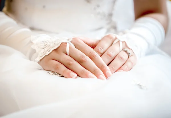 Mani di una sposa primo piano — Foto Stock