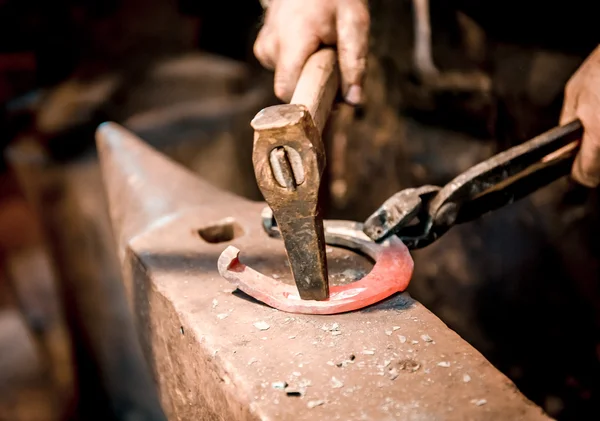 Blacksmith make a horseshoe — Stock Photo, Image