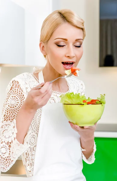 Πορτρέτο του μια όμορφη νεαρή γυναίκα τρώει σαλάτα λαχανικών — Φωτογραφία Αρχείου