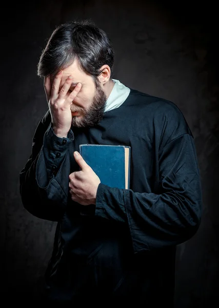 Sacerdote con libro di preghiere — Foto Stock