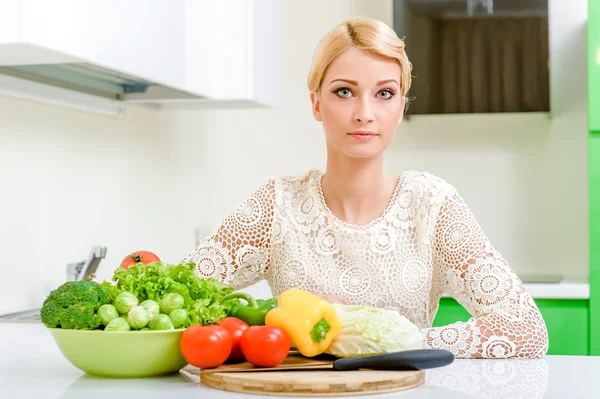 Ung kvinna i köket. — Stockfoto