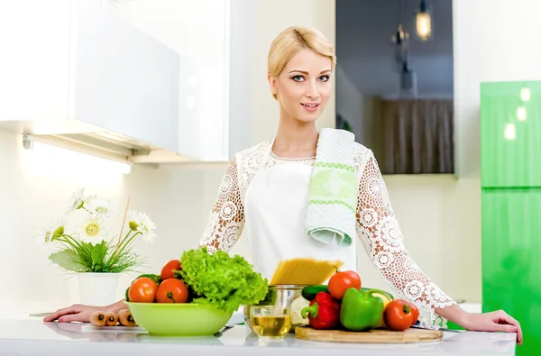 Ung kvinna i köket. — Stockfoto