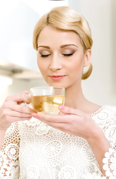 Portrét krásné dívky pití čaje — Stock fotografie