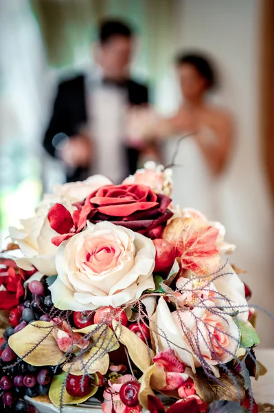 Beau bouquet nuptial et marié sur fond — Photo