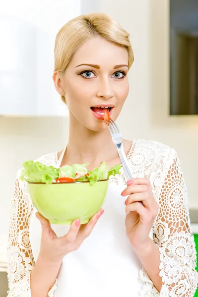 Portrait d'une belle jeune femme mangeant de la salade de légumes . — Photo