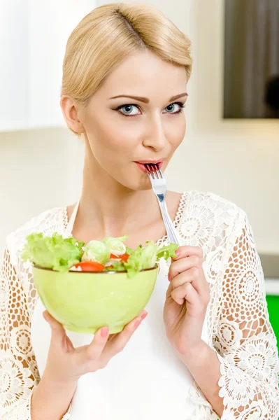 Portrait d'une belle jeune femme mangeant de la salade de légumes . — Photo