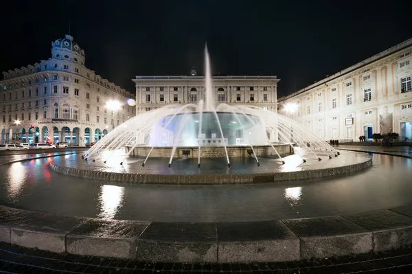 ジェノヴァ、イタリアの・ デ ・ フェラーリ広場の噴水 — ストック写真