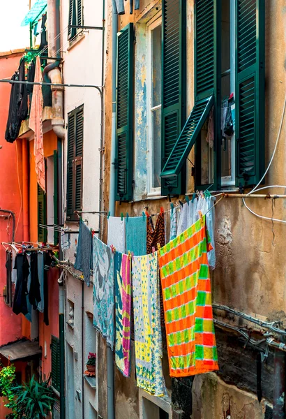 Suszenia odzieży na zewnątrz. Manarola, Włochy — Zdjęcie stockowe