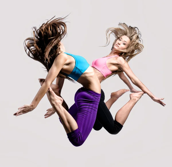 Dwie piękne dziewczyny sportowe skoki — Zdjęcie stockowe