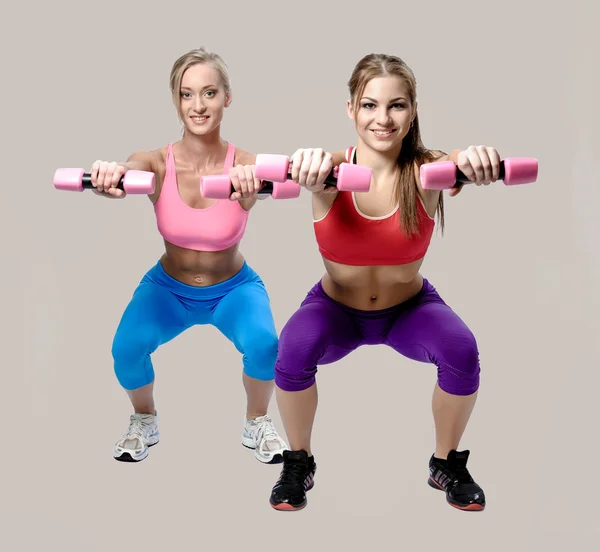 Mulheres fazendo exercício de fitness com halteres — Fotografia de Stock