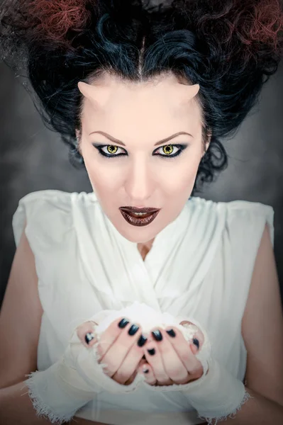 Portret van de vrouw van de duivel houden heap van een wit poeder — Stockfoto